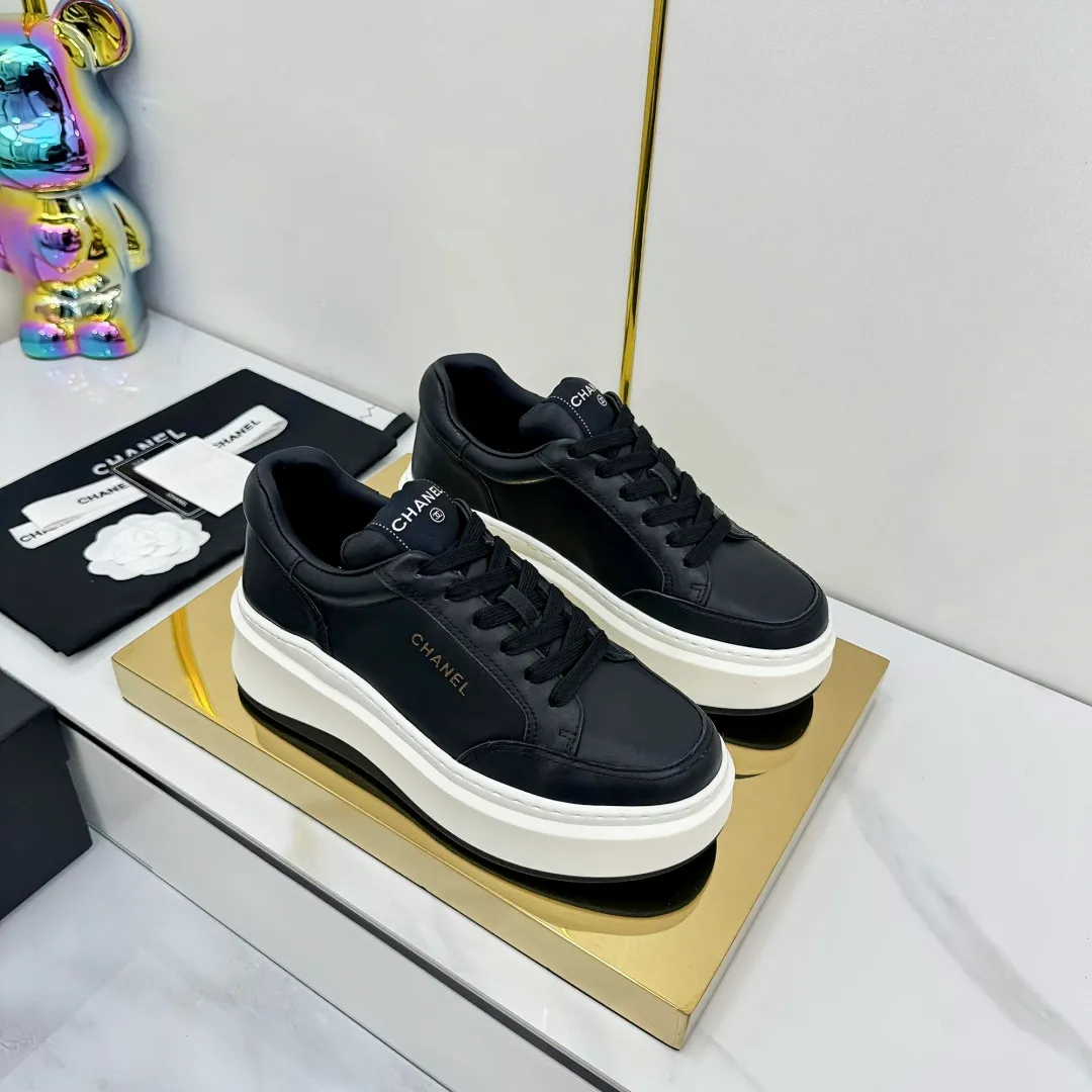 👟👟Ex-factory price 600👟👟 Upgraded version, upgraded version, upgraded version! No rebuttal accepted! ! ! ! Chanel Chanel panda shoes! 2025 counter's top casual sports shoes. This classic design; the upper is electro-embroidered with a variety of techniques; the outsole is fashionable and sporty; the unusual inclusion of a variety of color matching elements... The diversified mix and match is very good-looking and versatile, and can be used for leisure, fashion, sports, and outdoor... ꫛꫀꪝ Go➫ Materials: ❶Upper made of: original imported first-layer silk cowhide + original waterproof cloth + original first-layer cowhide ❷Inner lining: Original Yangli+Net ❸Outsole based on: Original TPU combination outsole Counter boutique packaging complete set for women 35–41 👉 👉 👉 👉 👉